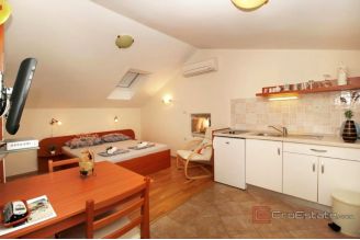 009 2048 58 Makarska Stone house with apartments in the center for sale