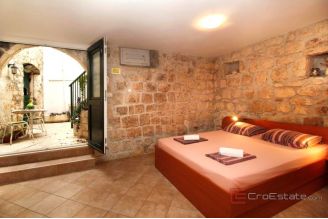 009 2048 58 Makarska Stone house with apartments in the center for sale