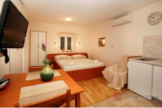 009 2048 58 Makarska Stone house with apartments in the center for sale