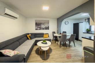 007 2049 95 Makarska Semi detached property with great potential for sale