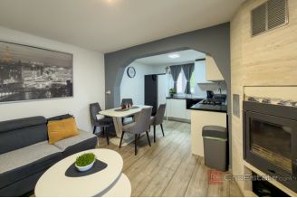 007 2049 95 Makarska Semi detached property with great potential for sale