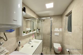 007 2049 95 Makarska Semi detached property with great potential for sale