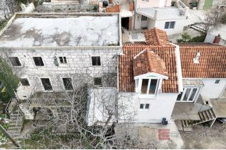 007 2049 95 Makarska Semi detached property with great potential for sale