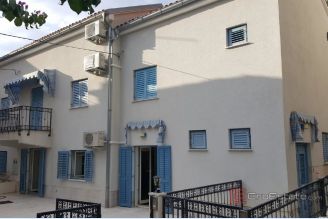 001 5486 30 Losinj Three storey house near the centre for sale