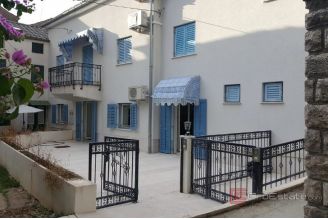 015 5486 30 Losinj Three storey house near the centre for sale