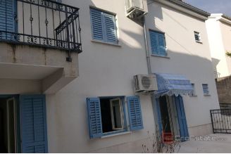 015 5486 30 Losinj Three storey house near the centre for sale