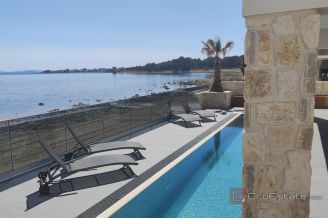 015 5485 30 Vir Villa with pool first row to the sea for sale