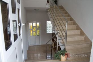 013 2057 23 Ciovo apartment house with sea view for sale