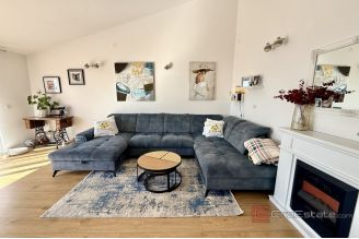 016 2060 02 Split Znjan Spacious three bedroom apartment for sale