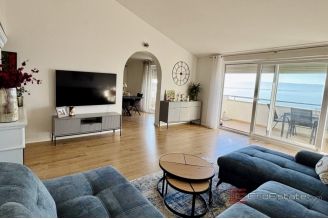 016 2060 02 Split Znjan Spacious three bedroom apartment for sale