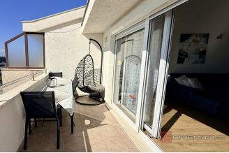 016 2060 02 Split Znjan Spacious three bedroom apartment for sale