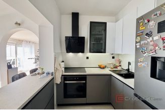 016 2060 02 Split Znjan Spacious three bedroom apartment for sale