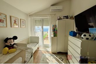 016 2060 02 Split Znjan Spacious three bedroom apartment for sale