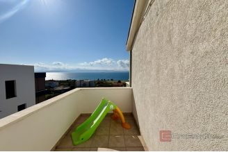 016 2060 02 Split Znjan Spacious three bedroom apartment for sale
