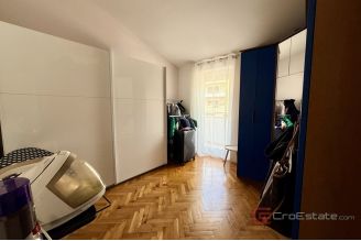 016 2060 02 Split Znjan Spacious three bedroom apartment for sale