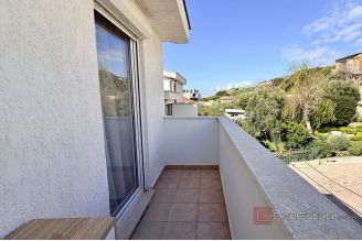 016 2060 02 Split Znjan Spacious three bedroom apartment for sale