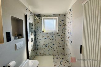 016 2060 02 Split Znjan Spacious three bedroom apartment for sale