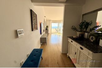 016 2060 02 Split Znjan Spacious three bedroom apartment for sale