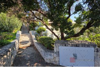 005 2061 01 Split Meje Spacious four bedroom apartment near the promenade for sale