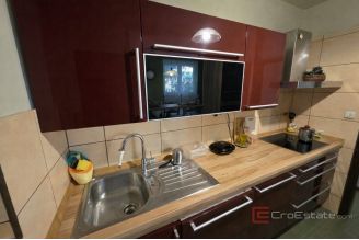 005 2061 01 Split Meje Spacious four bedroom apartment near the promenade for sale