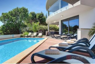 016 5488 30 Pula villa with pool and sea view for sale