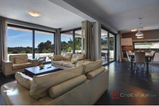 016 5488 30 Pula villa with pool and sea view for sale