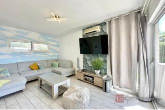 017 2035 349 Ciovo modern two bedroom apartment with pool for sale