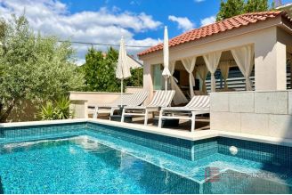 017 2035 349 Ciovo modern two bedroom apartment with pool for sale