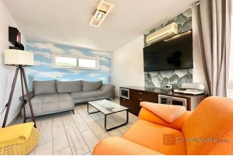 020 2035 350 Ciovo Modern apartment with pool and a sea view for rent