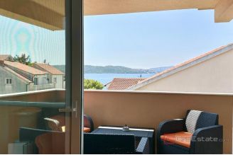 020 2035 350 Ciovo Modern apartment with pool and a sea view for rent