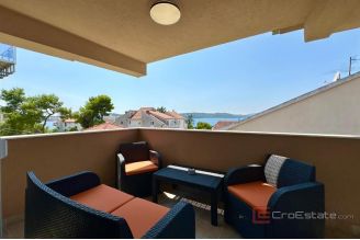 020 2035 350 Ciovo Modern apartment with pool and a sea view for rent