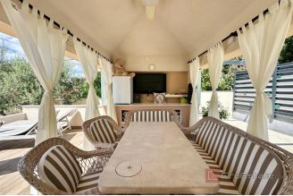 020 2035 350 Ciovo Modern apartment with pool and a sea view for rent