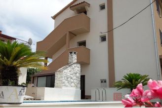 020 2035 350 Ciovo Modern apartment with pool and a sea view for rent