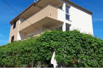 020 2035 350 Ciovo Modern apartment with pool and a sea view for rent