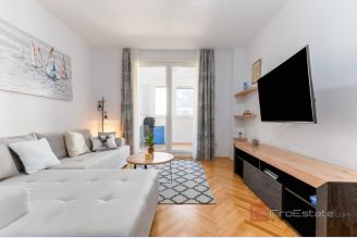 001 2061 02 Split furnished two bedroom apartment in a prime location for sale