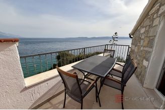012 5489 30 Omis Renovated stone house in the first row to the sea for sale