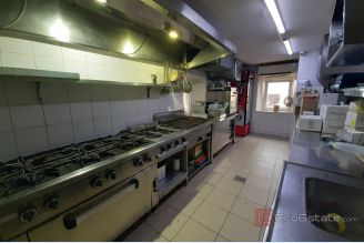 001 2016 700 Split restaurant in the center sale