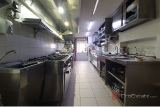 008 2016 700 Split restaurant in the center sale