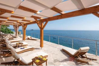 017 2052 118 Korcula first line seafront villa for sale