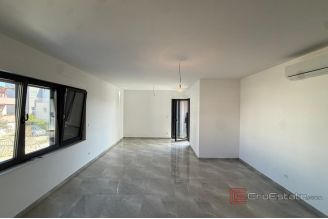 013 2058 04 Sibenik spacious two storey apartment in a quiet location for sale