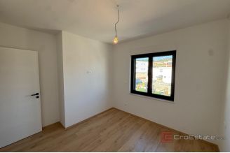 013 2058 04 Sibenik spacious two storey apartment in a quiet location for sale