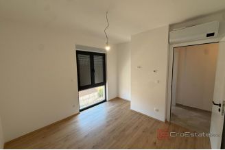 013 2058 04 Sibenik spacious two storey apartment in a quiet location for sale