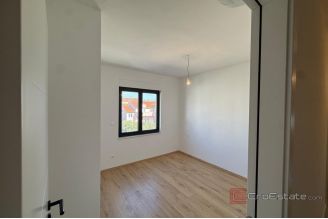 013 2058 04 Sibenik spacious two storey apartment in a quiet location for sale