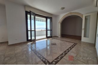 009 2016 701 Split Meje Spacious two bedroom apartment with a sea view for rent