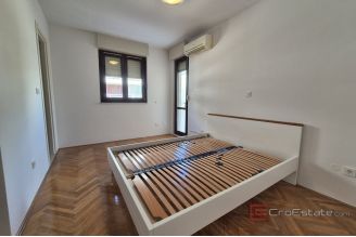 009 2016 701 Split Meje Spacious two bedroom apartment with a sea view for rent