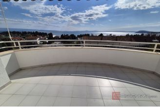 009 2016 701 Split Meje Spacious two bedroom apartment with a sea view for rent