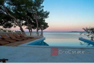 13 2014 09 Ciovo house first row for sale