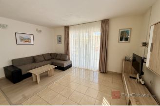 018 2060 04 Ciovo Detached house with two apartments near the sea for sale