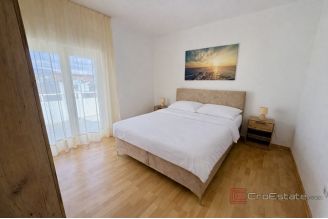 018 2060 04 Ciovo Detached house with two apartments near the sea for sale