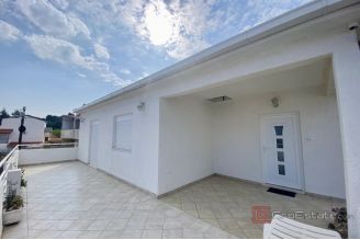 018 2060 04 Ciovo Detached house with two apartments near the sea for sale